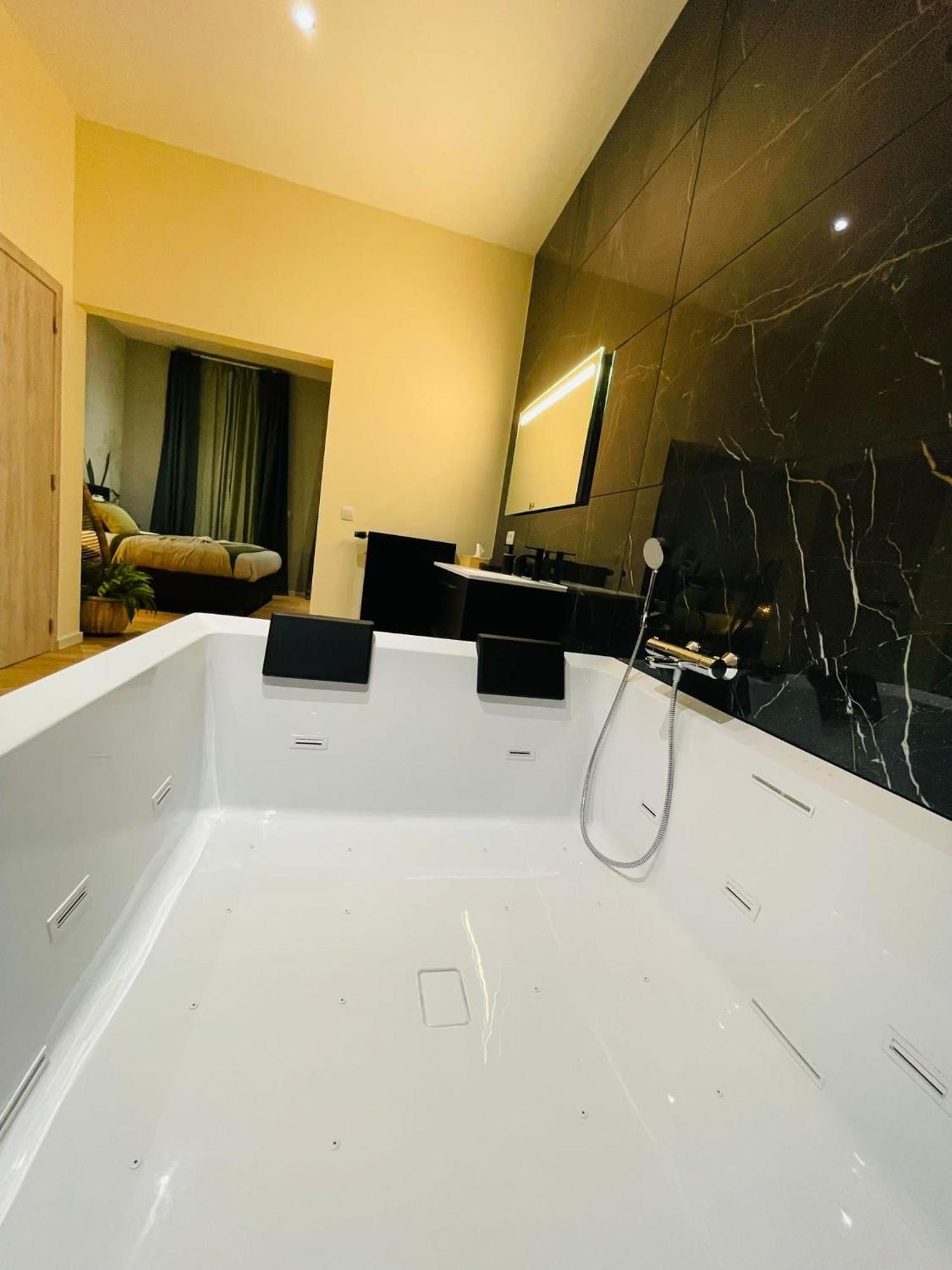 Appartement Exotique Avec Bain Balneo Lutych Exteriér fotografie