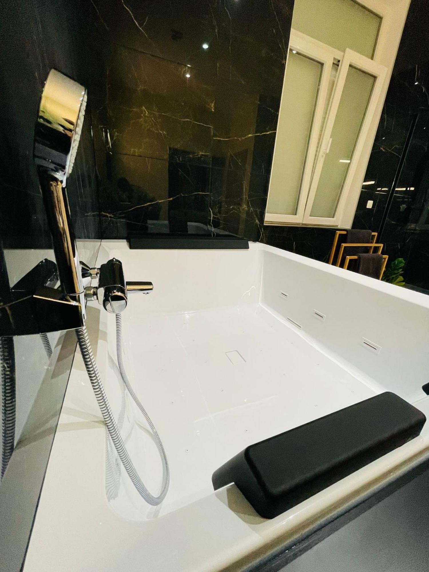Appartement Exotique Avec Bain Balneo Lutych Exteriér fotografie